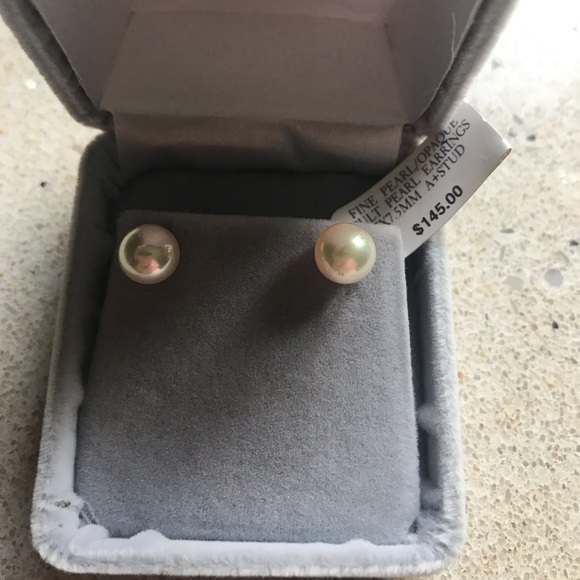 Opaque cult pearl earrings A+ stud 7x7 5mm - Picture 1 of 3